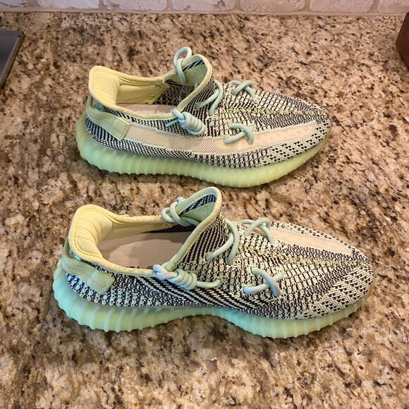 Adidas Yeezy Boost 350 V2 - Picture 2 of 4